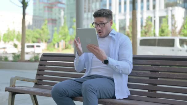 Upset Middle Aged Man Reacting Loss Tablet While Sitting Outdoor — Stock Video