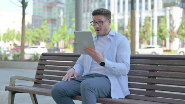 Video Online Chat Tablet Oleh Middle Aged Man Sitting Outdoor — Stok Video