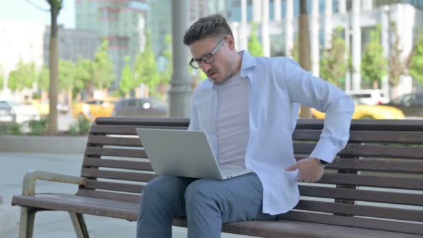 Mann Mittleren Alters Mit Rückenschmerzen Sitzt Mit Laptop Freien Auf — Stockvideo
