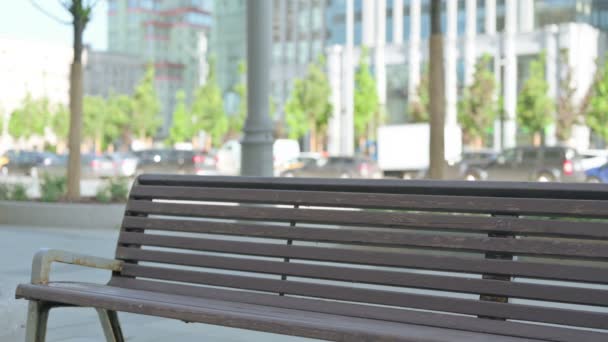 Mann Mittleren Alters Kommt Setzt Sich Auf Bank Und Öffnet — Stockvideo