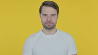 Dudakları Parmaklı Sıradan Genç Adam, Sessizlik Sarı Ekran 