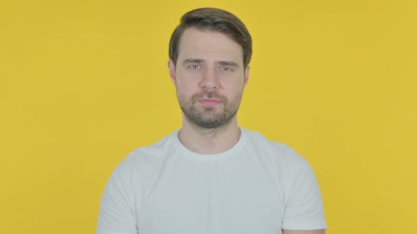 Thumbs Casual Young Man Yellow Background — Vídeo de Stock