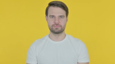 Başarılı Gündelik Genç Adam Sarı Arkaplanda Kutlama 