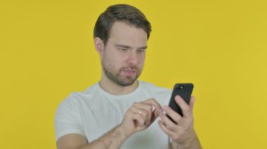 Smartphone 'da Sarı Arkaplanda Gelişigüzel Genç Adam Kaybı 