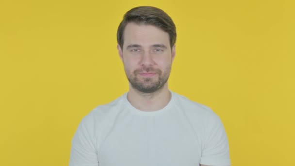 Casual Young Man Pointing Camera Inviting Yellow Background — Stock video