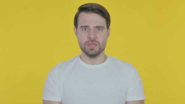 Casual Young Man Shouting Screaming Yellow Background — Stok video