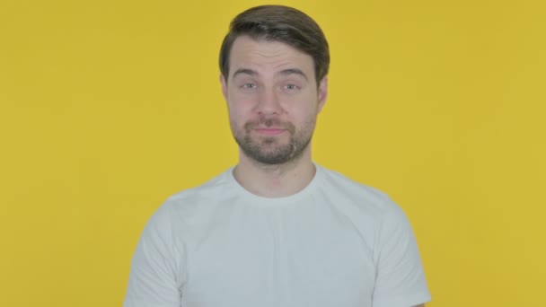 Casual Young Man Clapping Applauding Yellow Background — Stockvideo