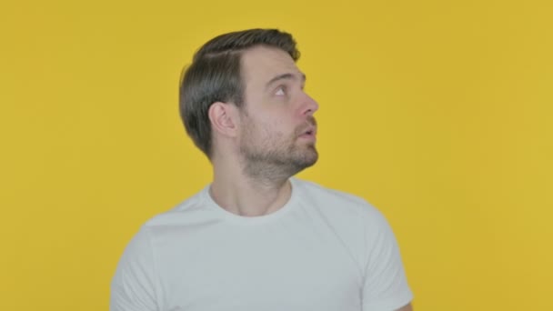 カジュアルな若い男は怖い感じ 黄色の背景に恐怖 — ストック動画