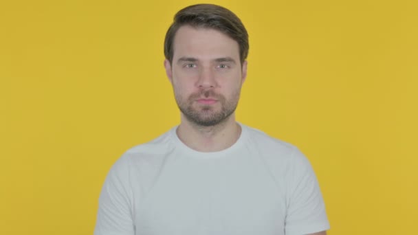 Surprised Casual Young Man Feeling Amazed Yellow Background — 图库视频影像