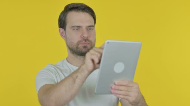 Casual Jonge Man Met Behulp Van Digitale Tablet Gele Achtergrond — Stockvideo