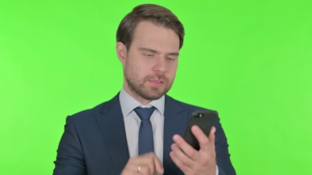 Young Adult Businessman Loss Smartphone Green Background — Vídeo de Stock