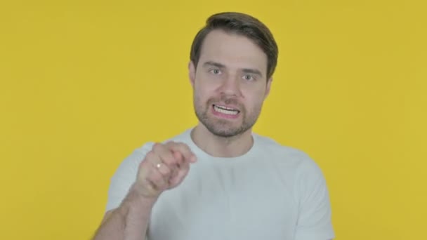 Angry Casual Young Man Arguing Yellow Background — Vídeo de Stock