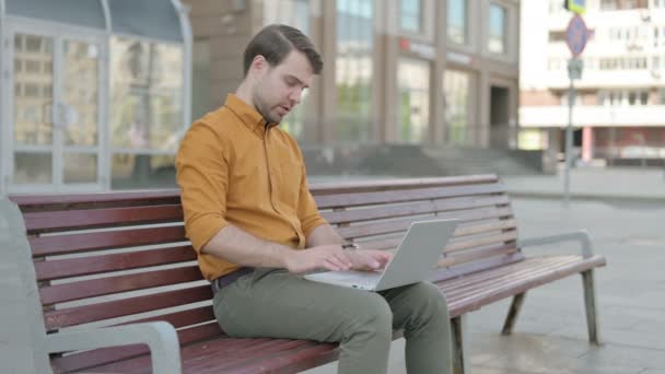 Thumbs Casual Young Man Laptop Sitting Bench — Stockvideo