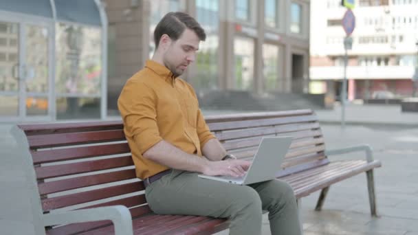 Busy Casual Young Man Using Laptop Sitting Outdoor Bench — Stok Video