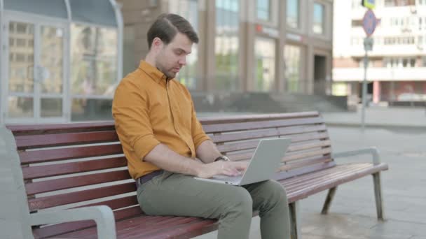 Casual Young Man Laptop Looking Camera While Sitting Outdoor Bench — Stockvideo