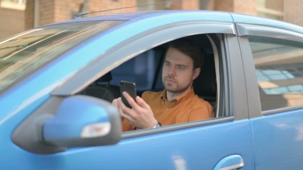 Casual Young Man Browsing Internet Smartphone While Sitting Car — Αρχείο Βίντεο