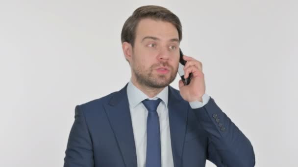 Pemuda Pengusaha Pembicaraan Marah Pada Telepon Latar Belakang Putih — Stok Video