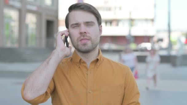 Злий Випадковий Молодий Чоловік Розмовляє Телефону Відкритому Повітрі — стокове відео
