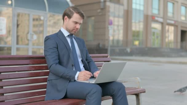 Young Businessman Reacting Loss Laptop While Sitting Outdoor Bench — Stockvideo