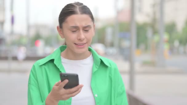 Angry Young Woman Talking Phone Outdoor — Vídeos de Stock