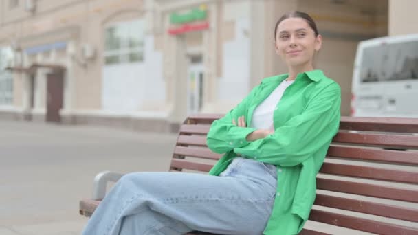 Young Woman Standing Leaving Bench Outdoor — Vídeo de Stock