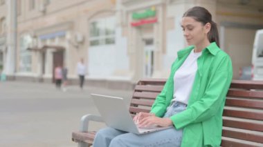Genç Kadın Laptop Kapanış sonra Bench Bırakarak