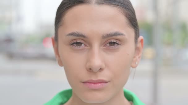 Close Young Woman Face Looking Camera Outdoor — Vídeo de Stock
