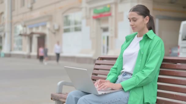 Jovem Mulher Deixando Banco Após Fechamento Laptop — Vídeo de Stock