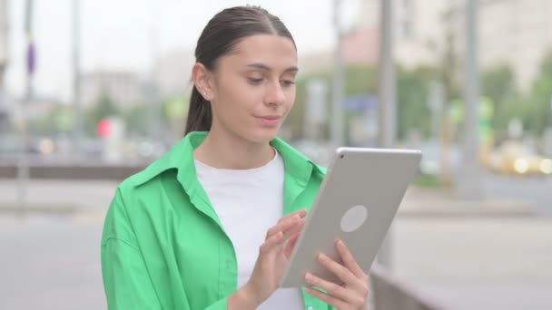 Jovem Mulher Usando Tablet Digital Livre — Vídeo de Stock