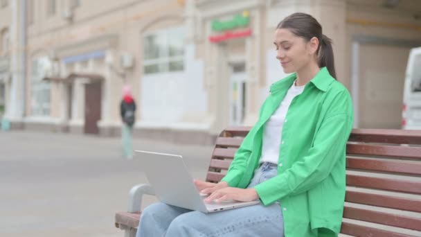 Agree Young Woman Shaking Head Approval While Sitting Bench Outdoor — ストック動画