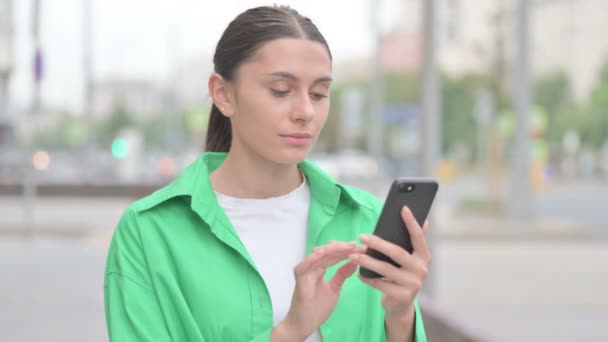 Upset Young Woman Reacting Loss Smartphone Outdoor — Vídeo de Stock