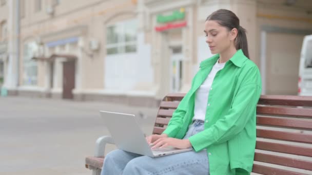 Rejecting Young Woman Denial While Using Laptop Sitting Outdoor Bench — Stockvideo