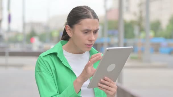 Upset Young Woman Reacting Loss Tablet Outdoor — Vídeo de Stock