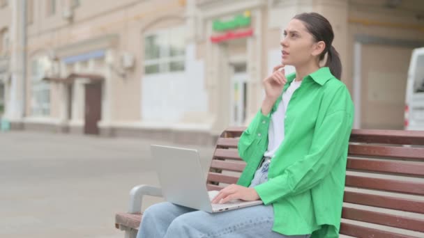 Думати Молода Жінка Допомогою Ноутбука Сидячи Відкритому Повітрі Лавці — стокове відео