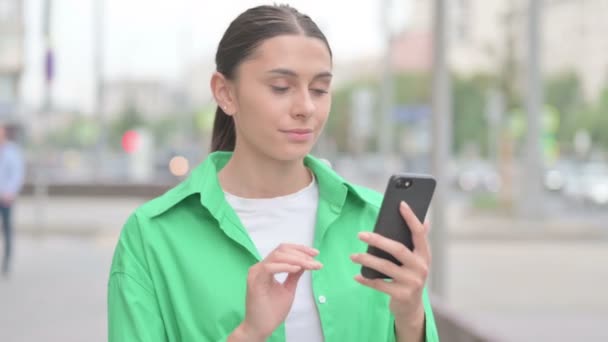 Young Woman Browsing Internet Smartphone Outdoor — Vídeo de Stock