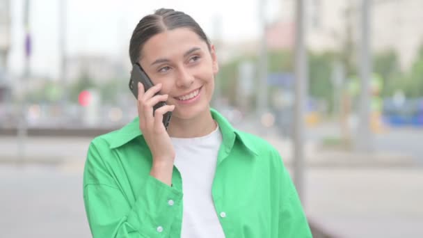 Mujer Joven Hablando Por Teléfono Pie Aire Libre — Vídeos de Stock