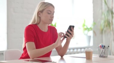Başarılı Genç Kadın Akıllı Telefonla Kutlama