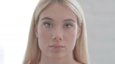 Kameraya Bakan Genç Kadının Yakın Çekimi 