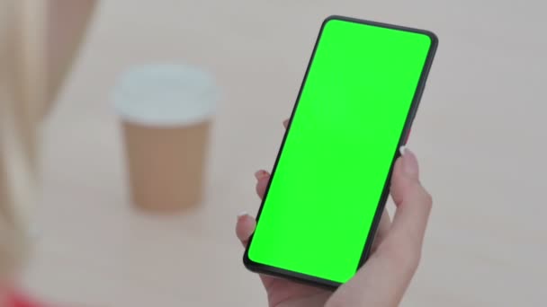 Close Young Woman Using Smartphone Green Screen — Vídeos de Stock