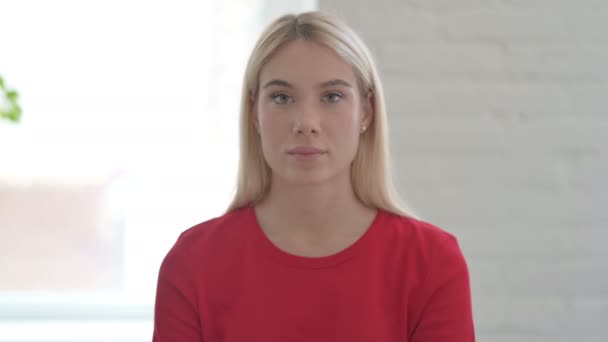 Portrett Unge Kvinner Som Rister Hodet Som Intet Tegn – stockvideo