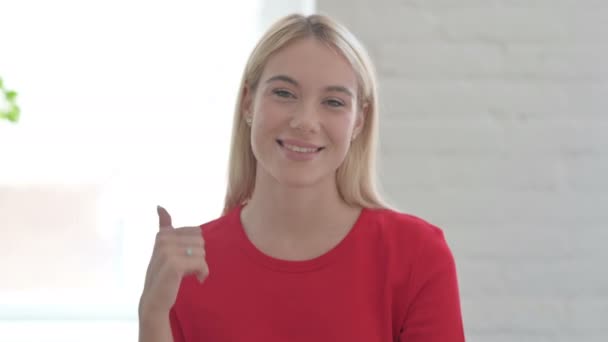 年轻女子展示拇指向上标志的肖像 — 图库视频影像