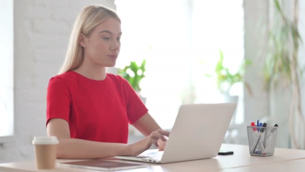 Jovem Mulher Agitando Cabeça Rejeição Usar Laptop Escritório — Vídeo de Stock