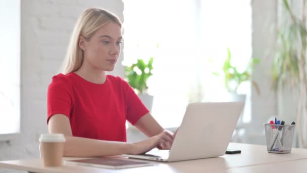 Jeune Femme Pointant Vers Caméra Tout Utilisant Ordinateur Portable Dans — Video