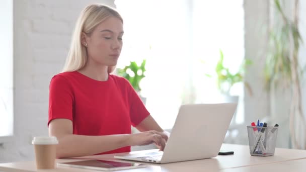 Young Woman Showing Thumbs Work — Vídeo de stock