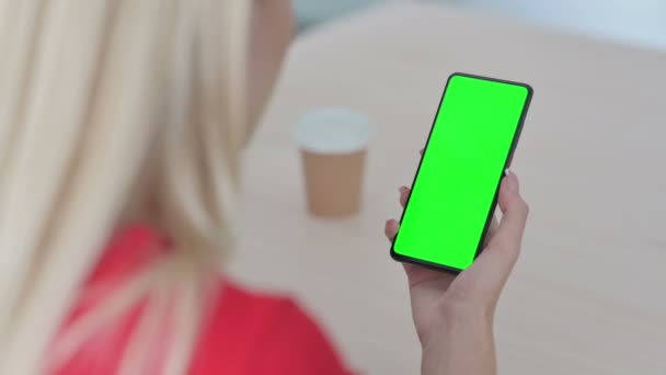 Giovane Donna Utilizzando Smartphone Con Schermo Verde — Video Stock