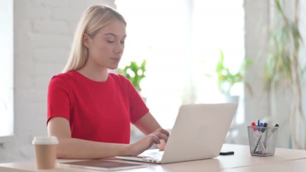 Mujer Joven Mirando Cámara Mientras Usa Ordenador Portátil Oficina — Vídeo de stock