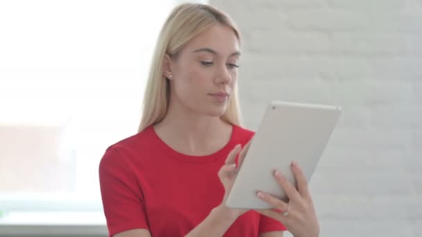 Retrato Jovem Mulher Usando Tablet Digital — Vídeo de Stock