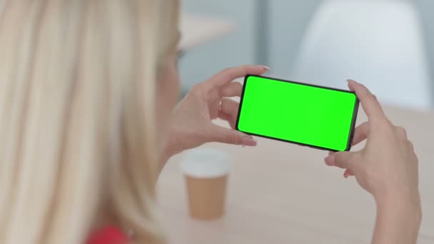 Młoda Kobieta Ogląda Smartfon Ekranem Chroma — Wideo stockowe