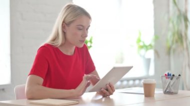 Tabletteki Kayba Tepkili Genç Kadın