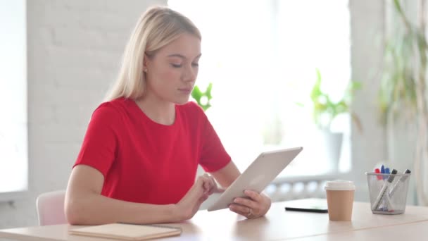 Mujer Joven Usando Tablet Mientras Está Sentada Oficina — Vídeos de Stock